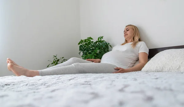 妊婦は背中を痛める 選択的フォーカス ホーム — ストック写真