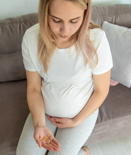 Schwangere Trinkt Omega Fettsäuren Selektiver Fokus Weiß — Stockfoto
