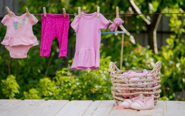 bebek kıyafetleri yıkamak. Keten temiz havada kurur. Seçici odak. Doğa.