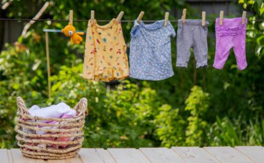 bebek kıyafetleri yıkamak. Keten temiz havada kurur. Seçici odak. Doğa.