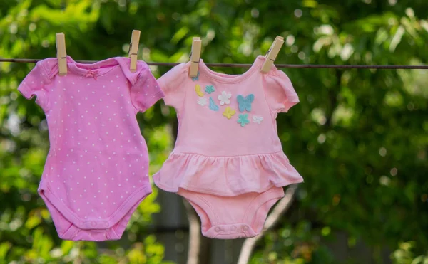 Bebek Kıyafetleri Yıkamak Keten Temiz Havada Kurur Seçici Odak Doğa — Stok fotoğraf