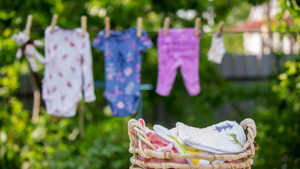 Tvätta Babykläder Linne Torkar Friska Luften Selektivt Fokus Natur — Stockfoto