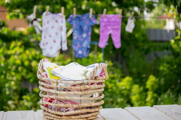 Lavare Vestiti Del Bambino Biancheria Asciuga All Aria Aperta Concentrazione — Foto Stock