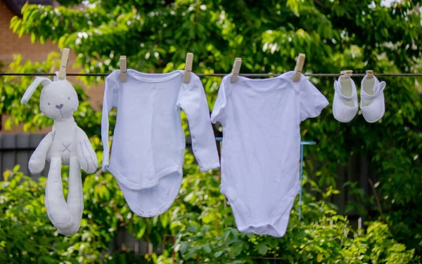 Babykleidung Waschen Wäsche Trocknet Der Frischen Luft Selektiver Fokus Natur — Stockfoto
