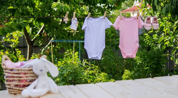 Lavare Vestiti Del Bambino Biancheria Asciuga All Aria Aperta Concentrazione — Foto Stock