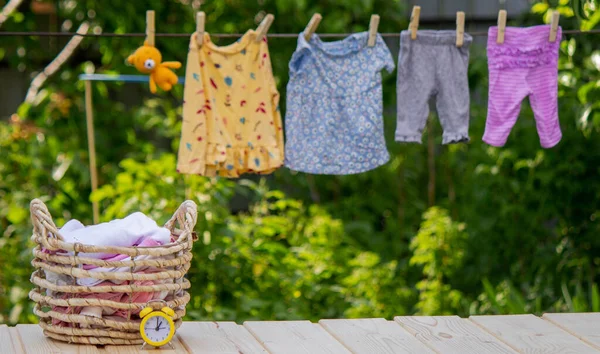 Πλύσιμο Των Μωρών Ρούχα Σεντόνια Στεγνώνουν Στον Καθαρό Αέρα Επιλεκτική — Φωτογραφία Αρχείου