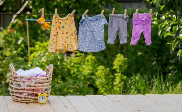 Babykleidung Waschen Wäsche Trocknet Der Frischen Luft Selektiver Fokus Natur — Stockfoto