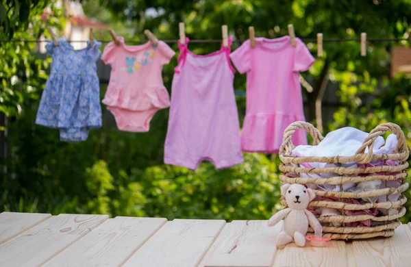 Πλύσιμο Των Μωρών Ρούχα Σεντόνια Στεγνώνουν Στον Καθαρό Αέρα Επιλεκτική — Φωτογραφία Αρχείου