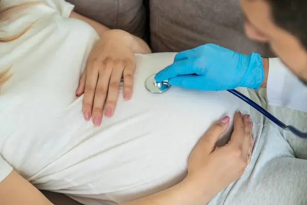 stock image The doctor examines the belly of a pregnant woman. Selective focus. medicine.