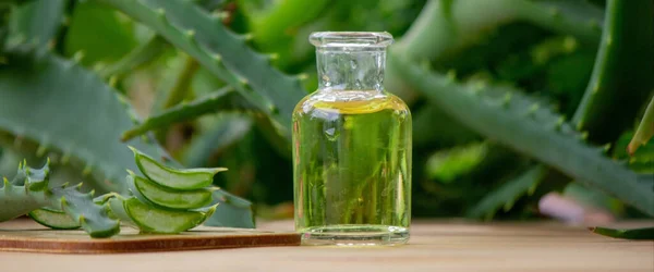 Aceite Esencial Aloe Vera Sobre Fondo Madera Jugo Enfoque Selectivo — Foto de Stock