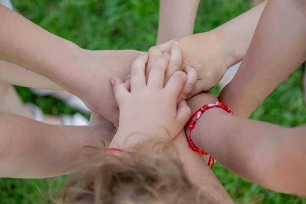 Dzieci Przyjaciele Bawią Się Ogrodzie Trzymając Się Ręce Ukierunkowanie Selektywne — Zdjęcie stockowe