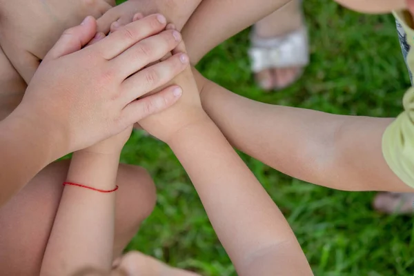 Crianças Amigos Estão Brincando Jardim Mãos Dadas Foco Seletivo — Fotografia de Stock