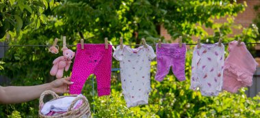 bebek kıyafetleri yıkamak. Keten temiz havada kurur. Seçici odak. Doğa.