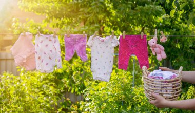 bebek kıyafetleri yıkamak. Keten temiz havada kurur. Seçici odak. Doğa.