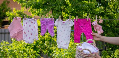 bebek kıyafetleri yıkamak. Keten temiz havada kurur. Seçici odak. Doğa.