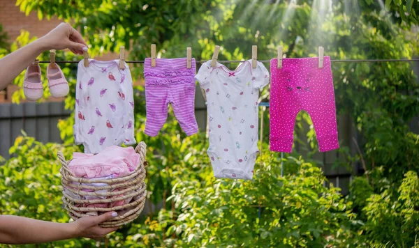 Lavare Vestiti Del Bambino Biancheria Asciuga All Aria Aperta Concentrazione — Foto Stock