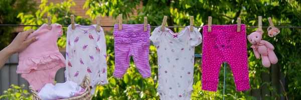 赤ちゃんの服を洗う リネンは新鮮な空気の中で乾燥します 選択的な焦点 — ストック写真