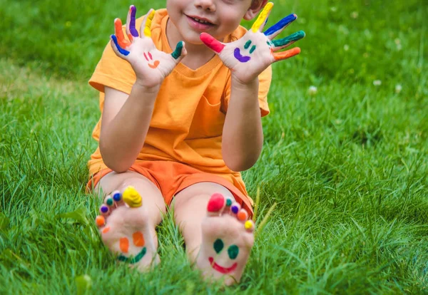 Les Mains Des Enfants Aux Couleurs Été Sourire Sur Paume — Photo