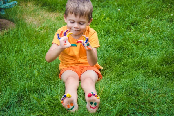 Χέρια Των Παιδιών Στα Χρώματα Του Καλοκαιριού Ένα Χαμόγελο Στην — Φωτογραφία Αρχείου