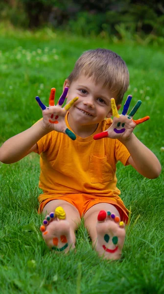 Kinderhände Den Farben Des Sommers Ein Lächeln Auf Der Handfläche — Stockfoto