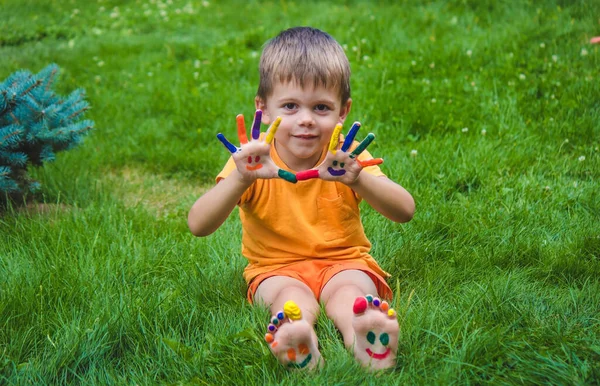 Дитячі Руки Кольорах Літа Посмішка Долоні Хлопчика Вибірковий Фокус — стокове фото