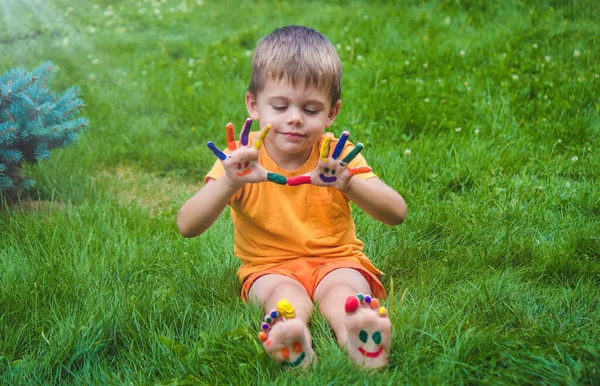 Les Mains Des Enfants Aux Couleurs Été Sourire Sur Paume — Photo