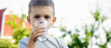 Çocuk bardaktan su içiyor. Seçici odaklanma. Çocuk.