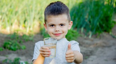 Çocuk bardaktan su içiyor. Seçici odaklanma. Çocuk.