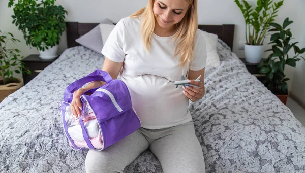 Una Mujer Embarazada Juega Con Avión Enfoque Selectivo Juguete — Foto de Stock
