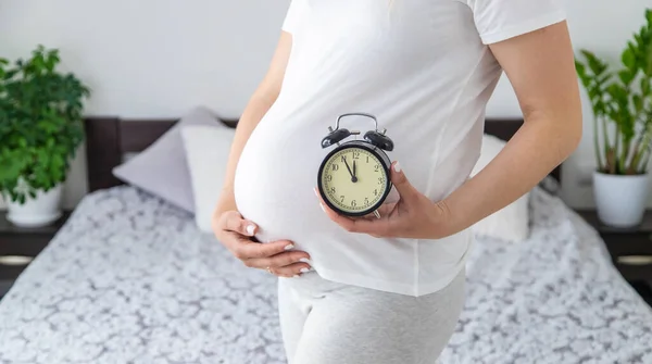 妊婦は腕時計を手に持っている 選択的フォーカス — ストック写真