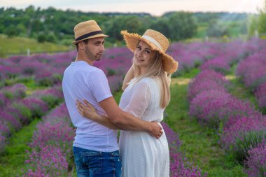 Lavanta tarlasında birbirini seven bir çift. Seçici odaklanma. Doğa