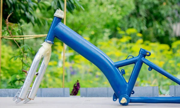 Pai Pinta Bicicleta Criança Com Tinta Azul Foco Seletivo — Fotografia de Stock