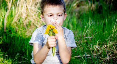 Çocuğun bahar çiçeklerine alerjisi var. Seçici odak
