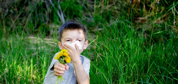 Das Kind Reagiert Allergisch Auf Frühlingsblumen Selektiver Fokus — Stockfoto