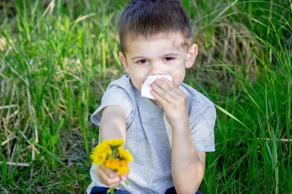 Anak Ini Alergi Terhadap Bunga Musim Semi Fokus Selektif — Stok Foto