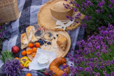 Lavanta tarlasında piknik, doğada dinlenme, şarap, meyve, dut. Seçici odak