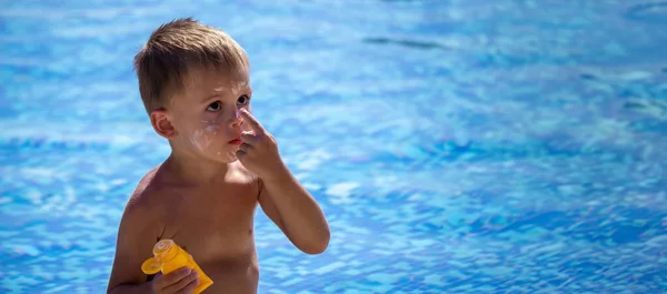 Boy Pool Smeared Suntan Cream Selective Focus — Stock Photo, Image