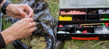 Balık oltası yemi, balıkçı nehri. Seçici odaklanma. Doğa