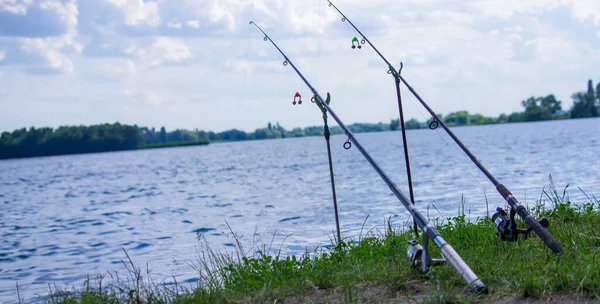 釣りは餌 釣り川に取り組む 選択的フォーカス — ストック写真