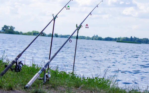 釣りは餌 釣り川に取り組む 選択的フォーカス — ストック写真