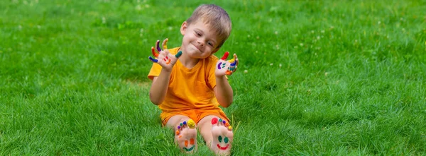 Улыбка Нарисованная Красками Руках Ногах Ребенка Селективный Фокус — стоковое фото