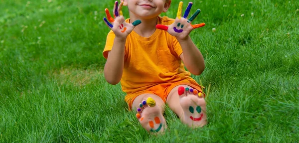 Smile Painted Paints Child Arms Legs Selective Focus — стоковое фото