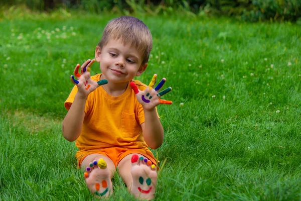 Посмішка Намальована Фарбами Руках Ногах Дитини Вибірковий Фокус — стокове фото