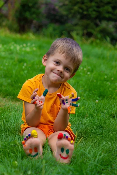 Uśmiech Pomalowany Farbami Rękach Nogach Dziecka Skupienie Selektywne — Zdjęcie stockowe