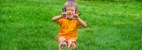 Sorriso Pintado Com Tintas Nos Braços Pernas Criança Foco Seletivo — Fotografia de Stock