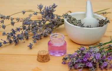 Ahşap arka planda lavanta yağı var. Seçici odaklanma. Doğa