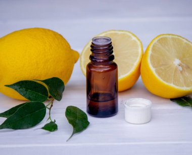 Kavanozda limon yağı, taze limon. Seçici odaklanma. Doğa