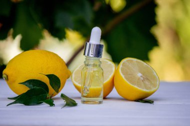 Kavanozda limon yağı, taze limon. Seçici odaklanma. Doğa