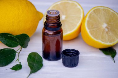 Kavanozda limon yağı, taze limon. Seçici odaklanma. Doğa