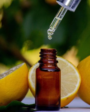 Tahta bir tahtanın üzerinde limon yağı ve limon meyvesi. Seçici odak